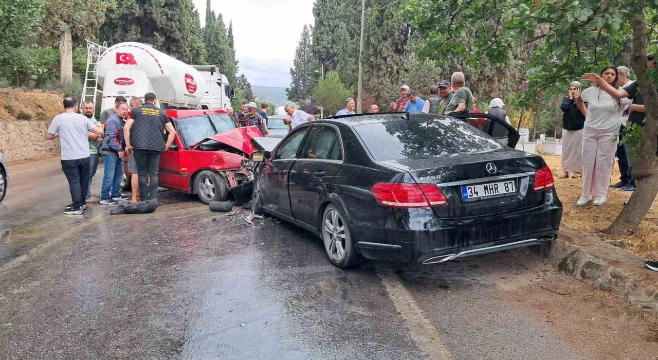 Mercedes ile Tofaş otomobil çarpıştı: 1 ölü, 4 yaralı