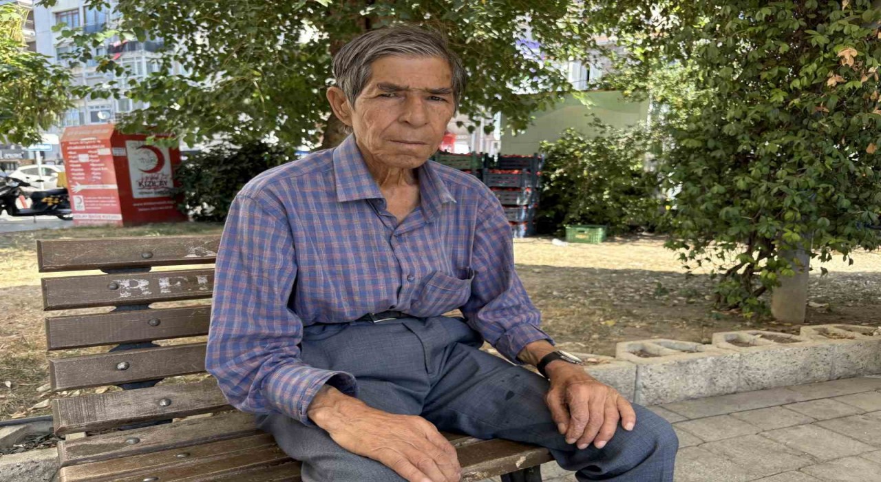 Merhum abisi Neşet Ertaşla turnelerdeydi, şimdi sokaklarda