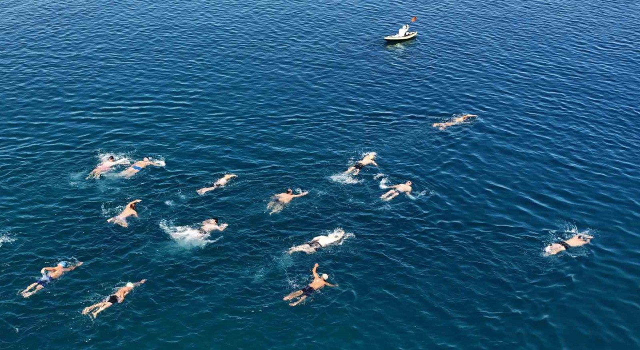 Merhum Vali Erol Karaömeroğlu anısına Van Gölünde yüzme maratonu