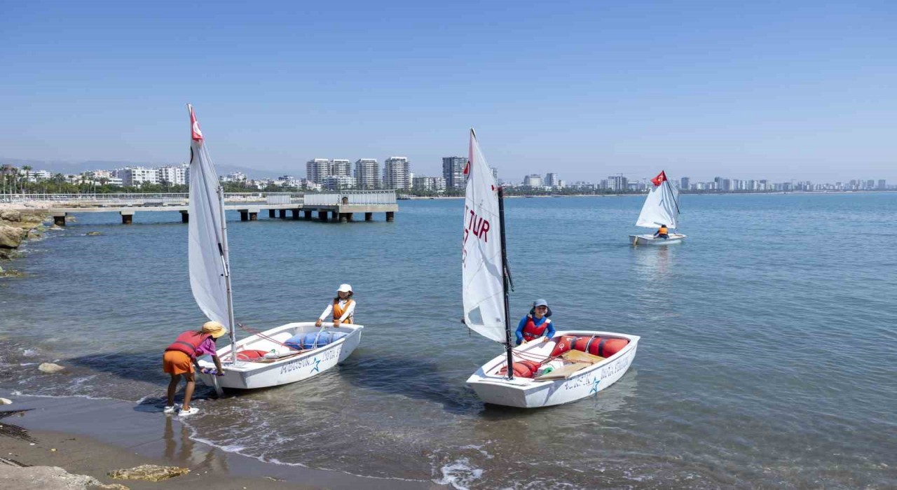 Mersinde gençler ücretsiz kurslarla yelken sporu öğreniyor