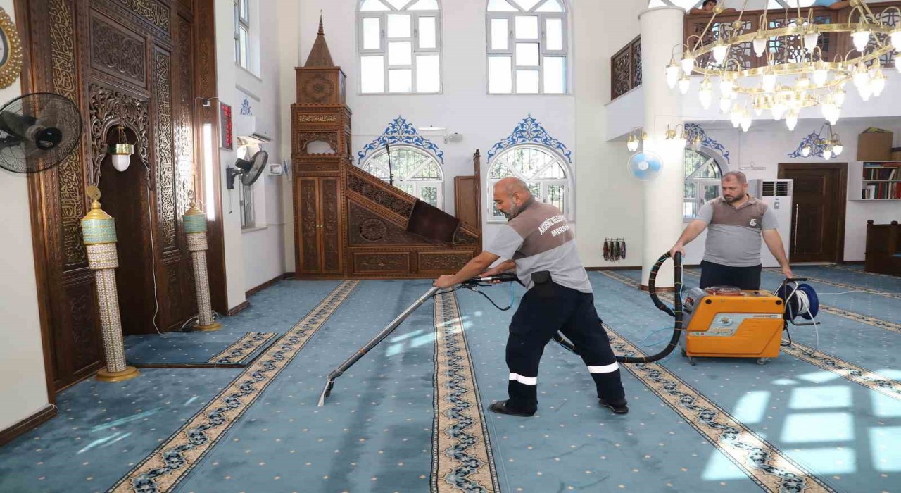Mersinde ibadethaneler temizleniyor, halılar yıkanıp dezenfekte ediliyor