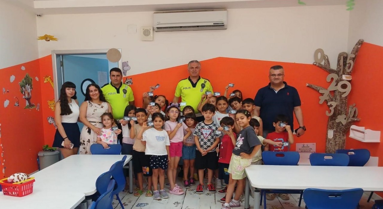 Mersinde öğrencilere ve bakım merkezi çalışanlarına trafik güvenliği eğitimi verildi