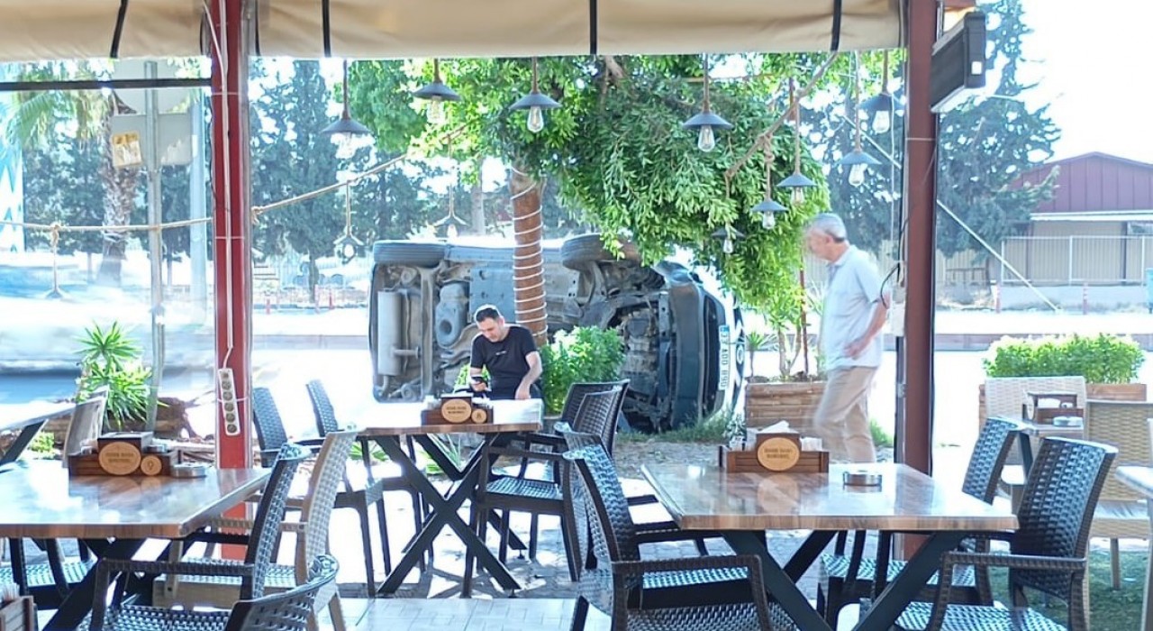 Mersinde yoldan çıkan araç ağaca çarparak devrildi