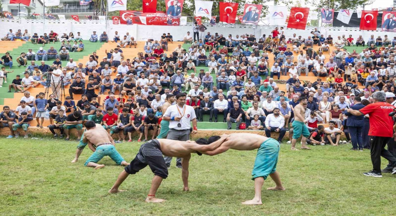Mersinde Zafer Bayramı kapsamında ‘Gözne Karakucak Güreşleri düzenlendi