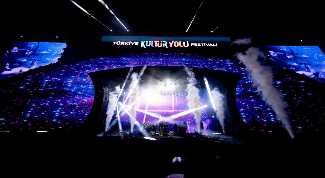 Merve Özbey memleketi Erzurumda rüzgâr gibi esti