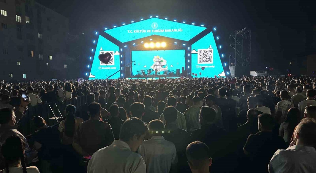 Merve Özbeyden Yüksekovada konser