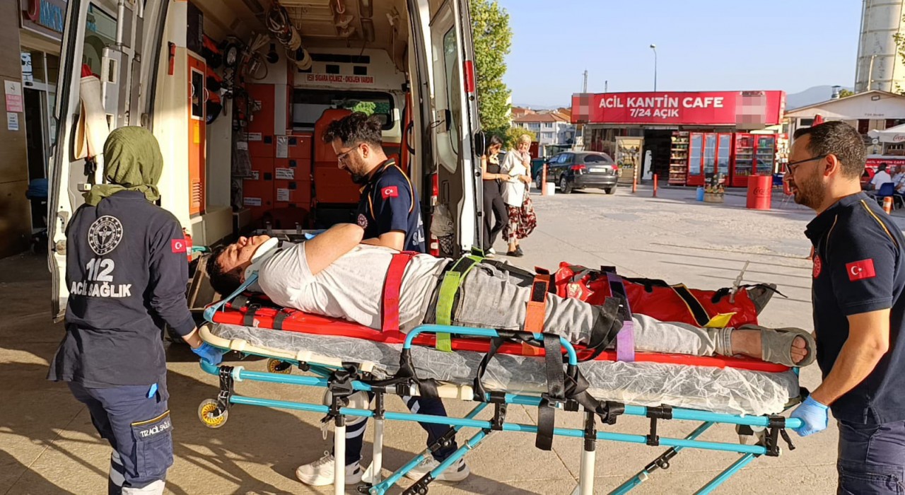 Mesai arkadaşını çekiçle darbetti