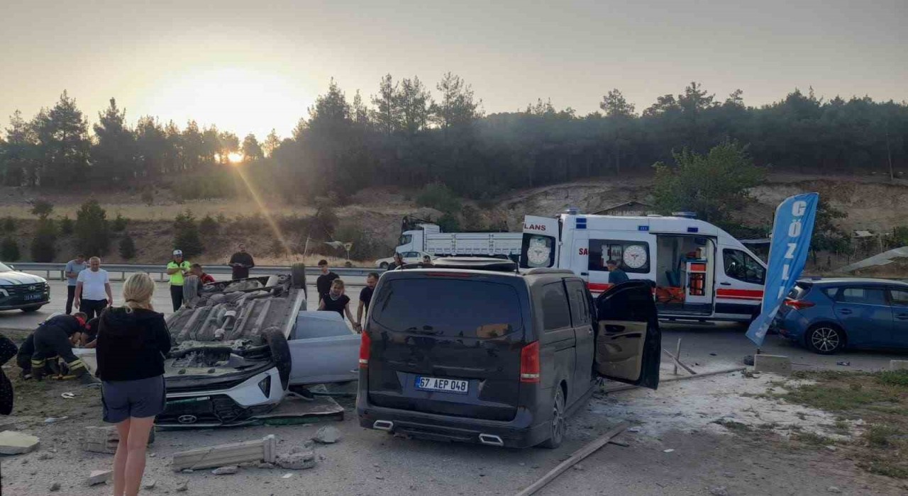 Midibüs ile çarpışan otomobil takla attı: 6 yaralı