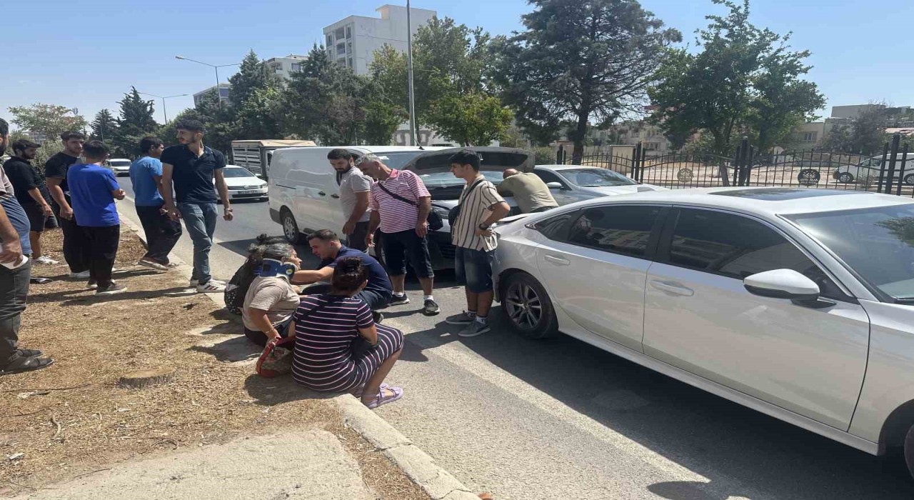 Midibüs ile otomobil çarpıştı: 1 yaralı