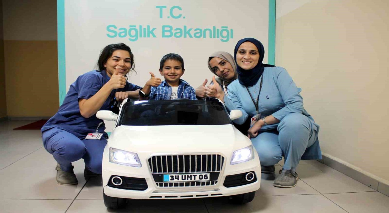 Midyatta çocuklar ameliyathaneye akülü araba ile gülerek giriyor
