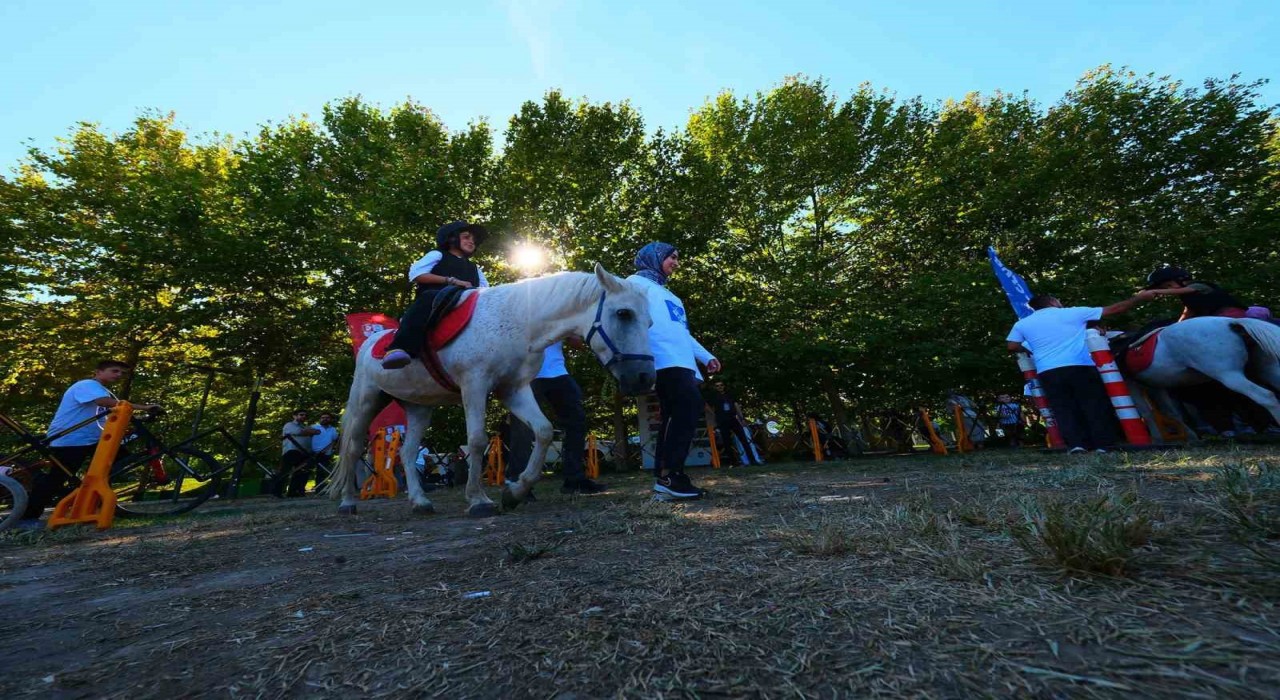 Millet Bahçesinde atlı şenlik çocukların yüzünü güldürdü