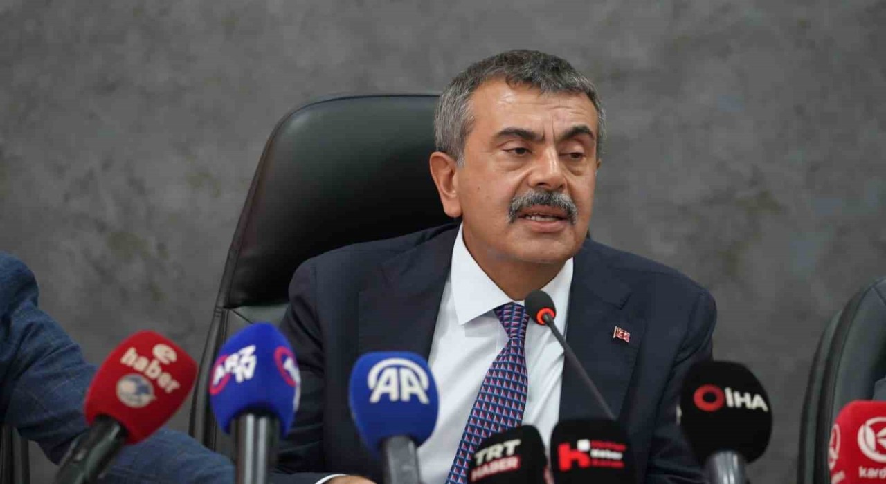 Milli Eğitim Bakanı Tekinde CHP Genel Başkanı Özgür Özele şarkılı gönderme;