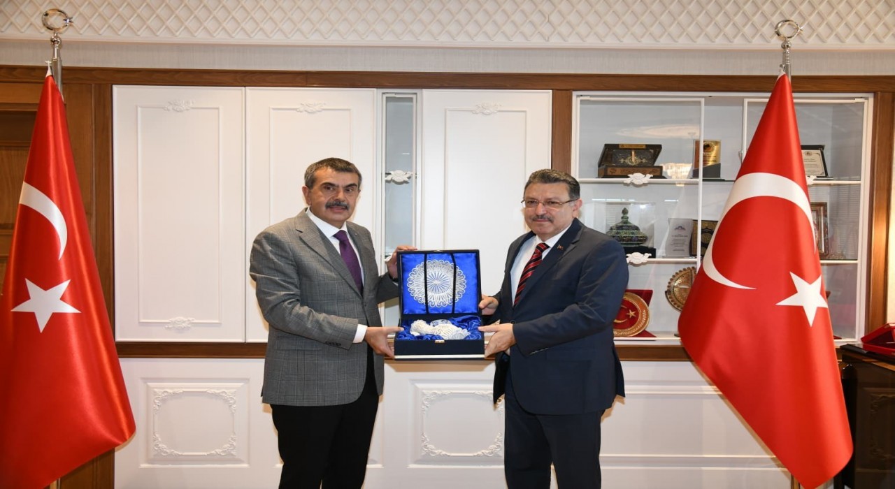 Milli Eğitim Bakanı Yusuf Tekinden Trabzon Büyükşehir Belediyesine ziyaret