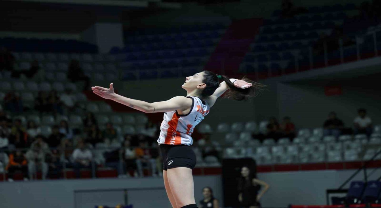 Milli smaçör Yaprak Erkek, 3 yıl daha Eczacıbaşında