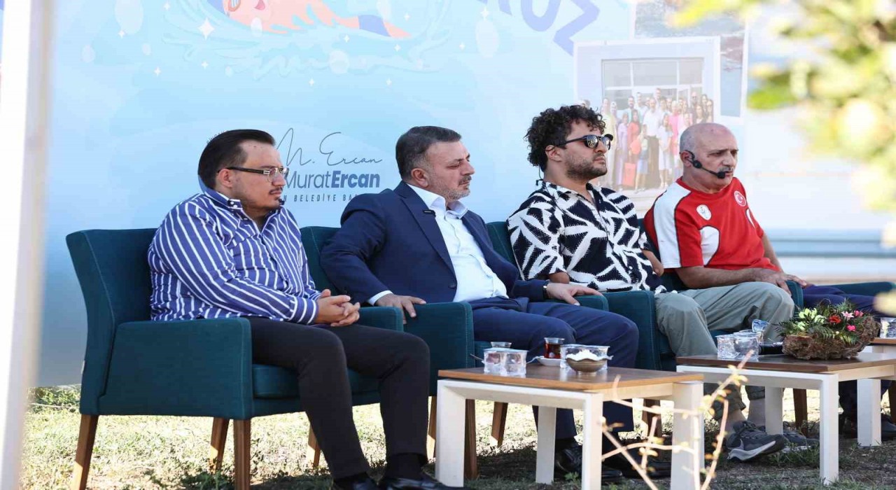 Milli yüzücü Hamit Demir, başarı hikayesini Sincanda paylaştı