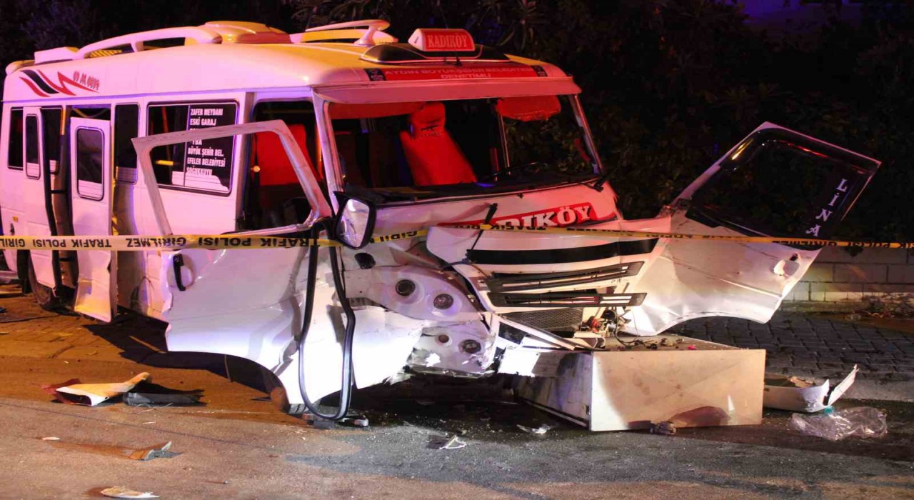 Minibüs ile otomobil çarpıştı: 11 yaralı