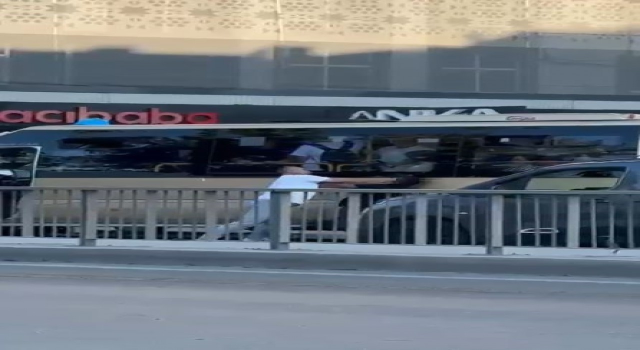 Minibüs şoförü yola atladı, korna çalan sürücüyü tekme tokat dövdü