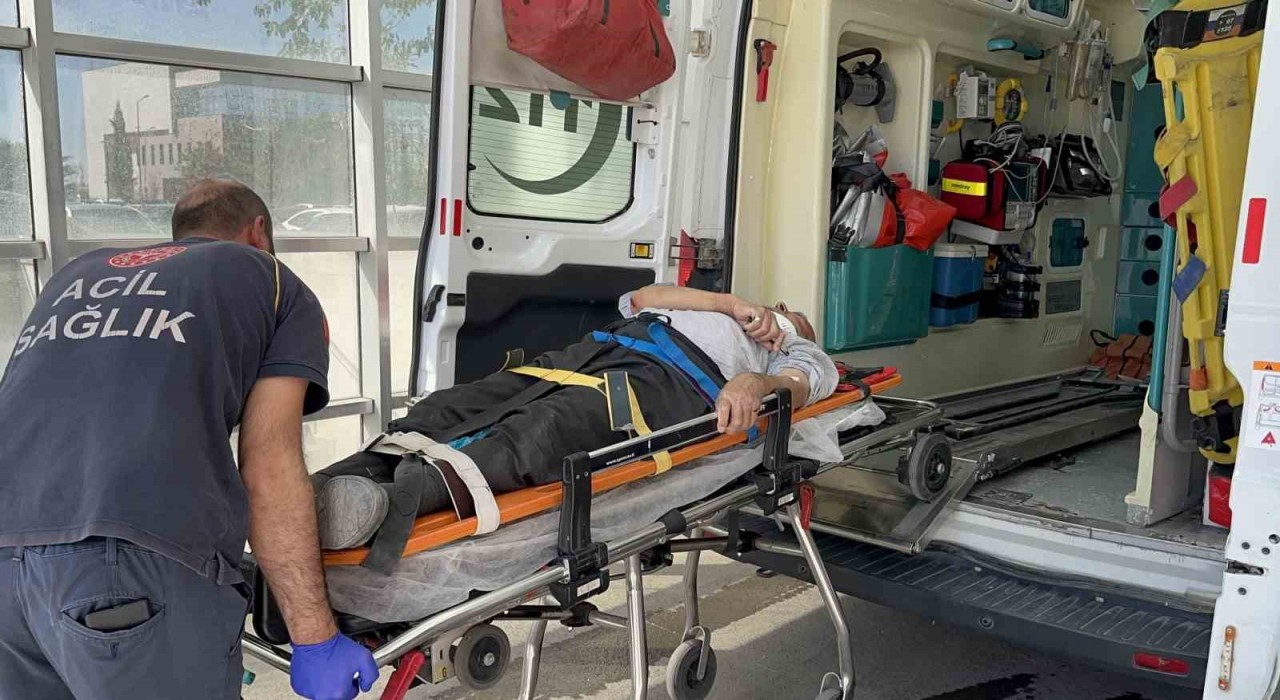 Minibüs yaya çarptı: 1 yaralı