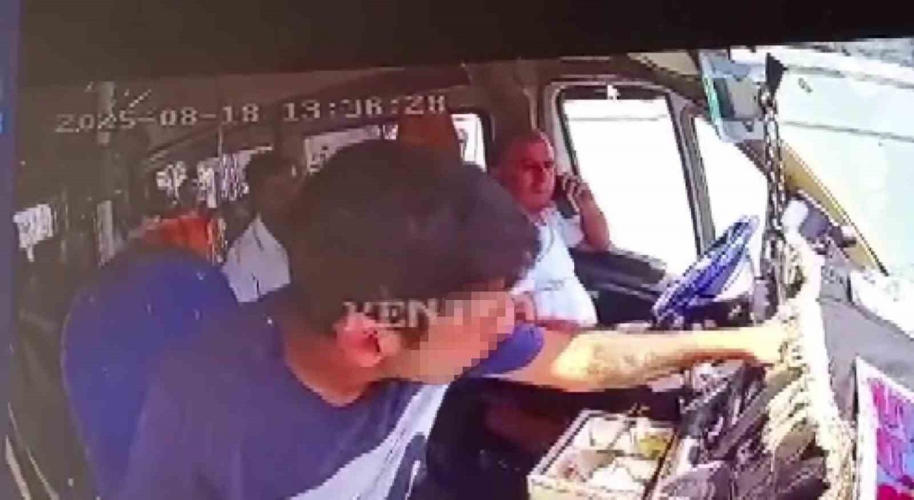 Minibüste kapkaç: Araç kırmızı ışıkta durunca paraları alıp kaçtı