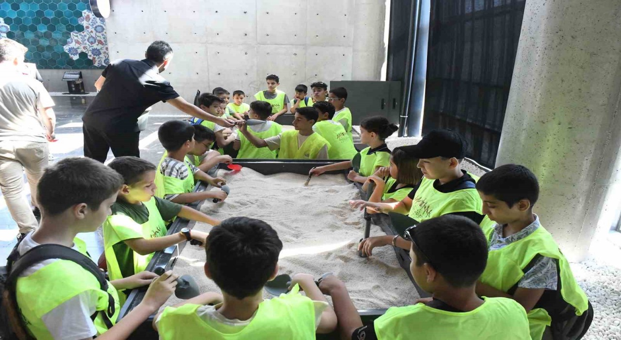 Minik arkeologlar, geçmişin izini sürüyor