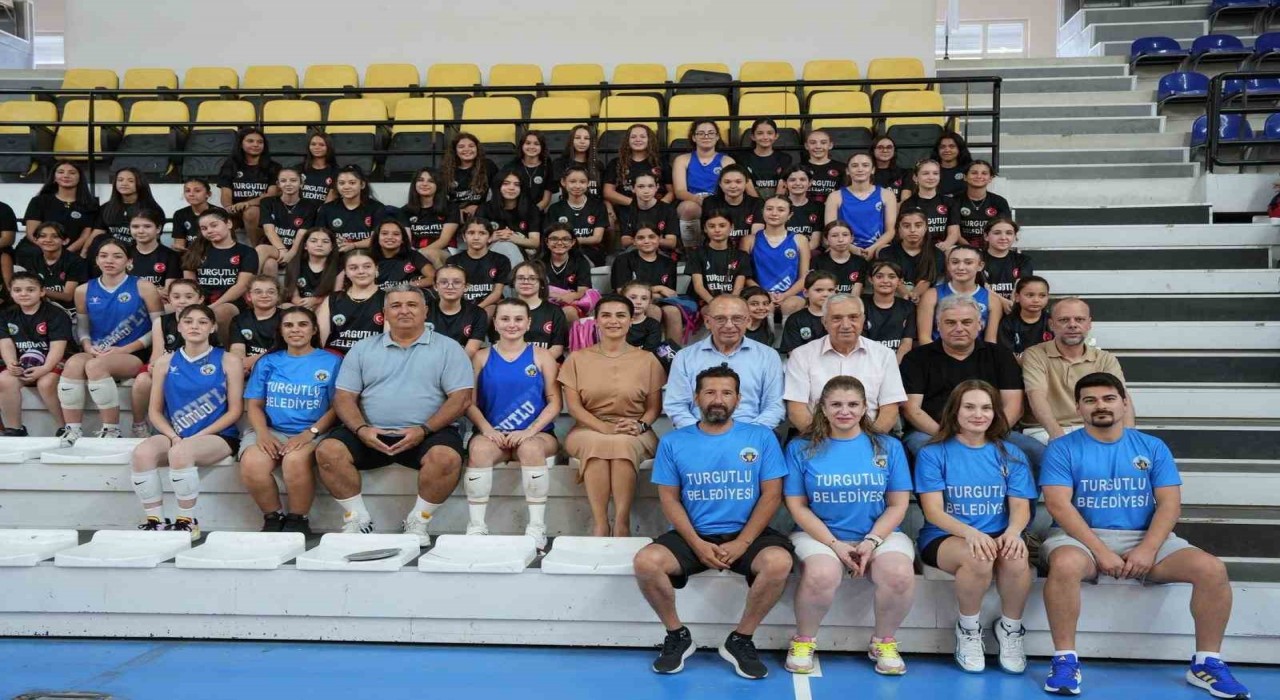 Minik voleybolcular başarı belgelerini Başkan Akından aldı