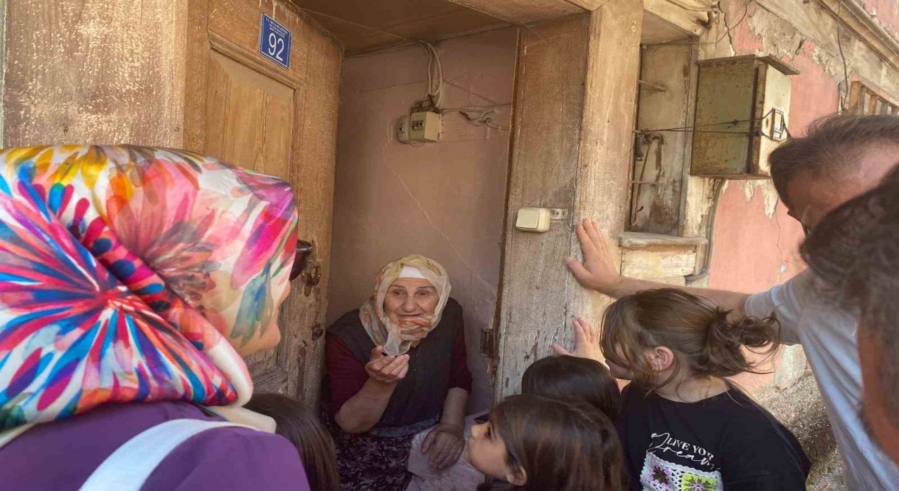 Miniklerden engelli ve yaşlılara anlamlı ziyaret