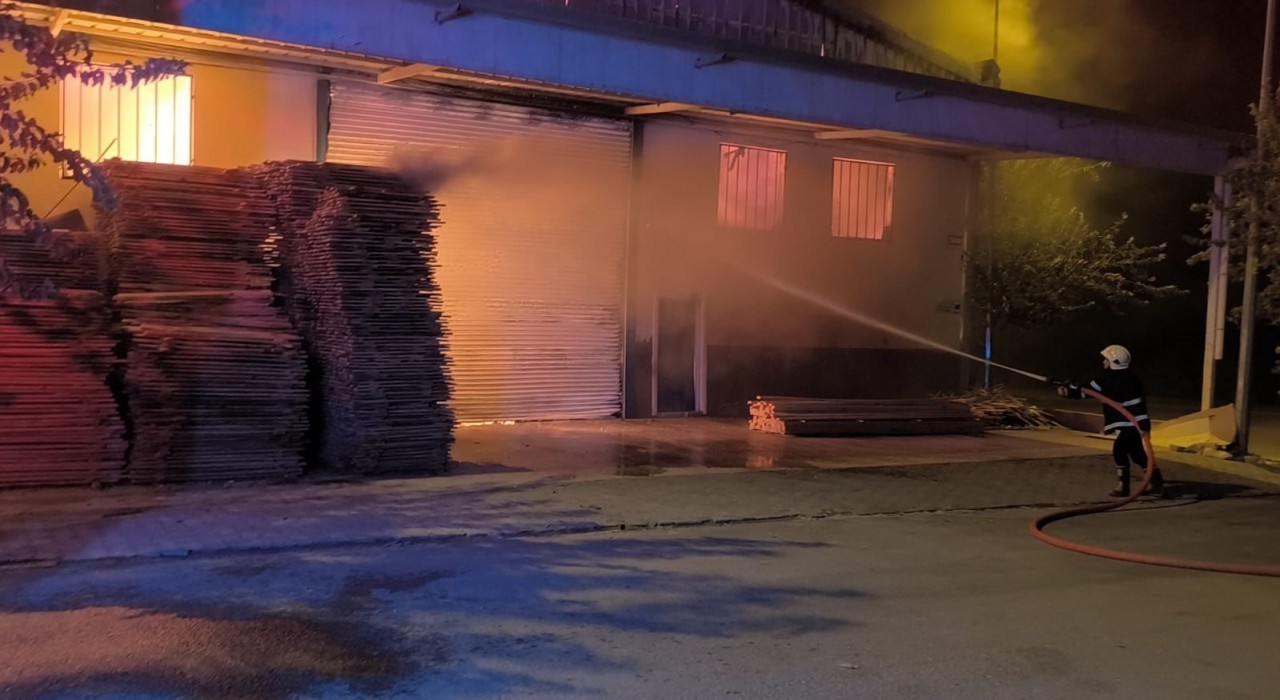 Mobilyacılar sitesindeki yangın söndürüldü