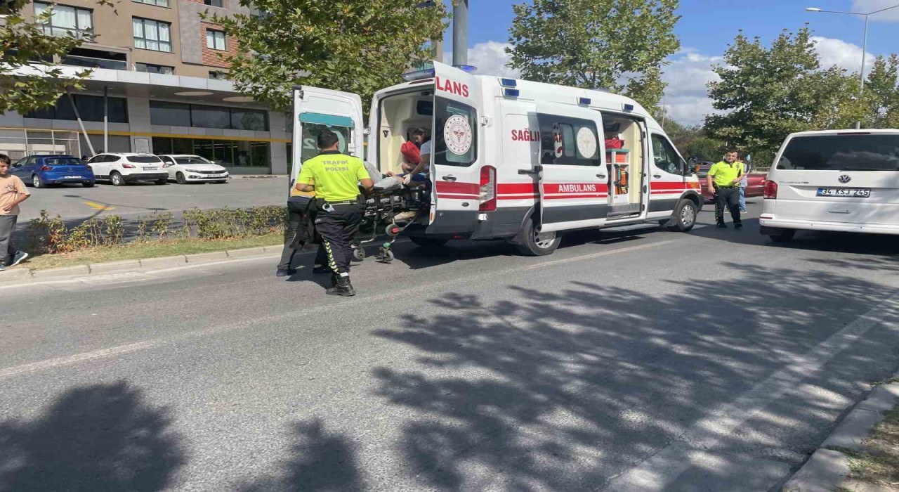 Motosiklet ile otomobil çarpıştı: 1 yaralı