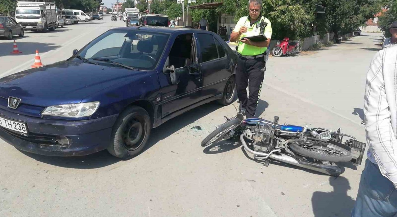 Motosiklet ile otomobil çarpıştı: 2 yaralı