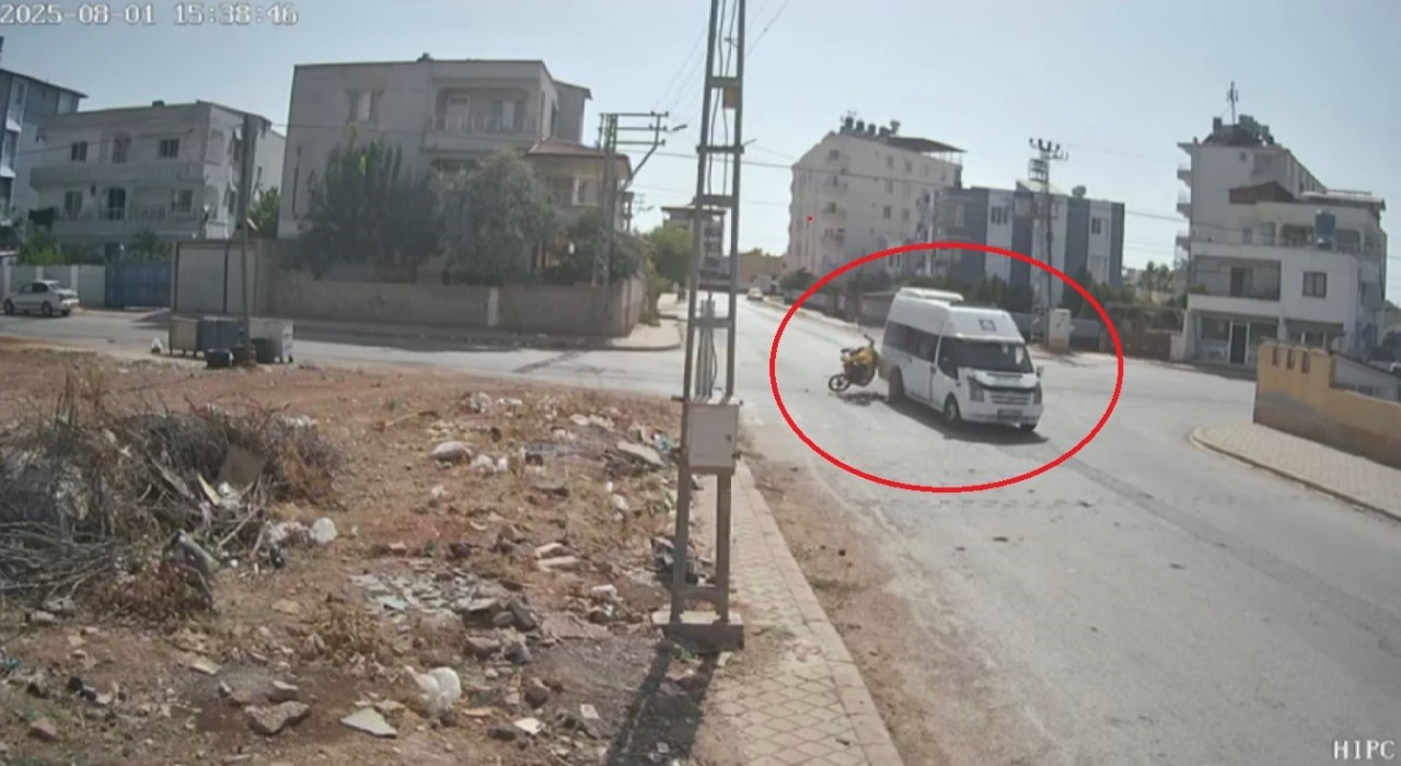 Motosiklet, minibüse ok gibi saplandı