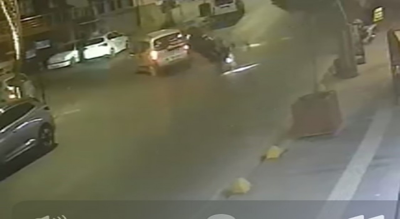 Motosiklet sürücüsünün takla attığı kaza güvenlik kamerasına yansıdı