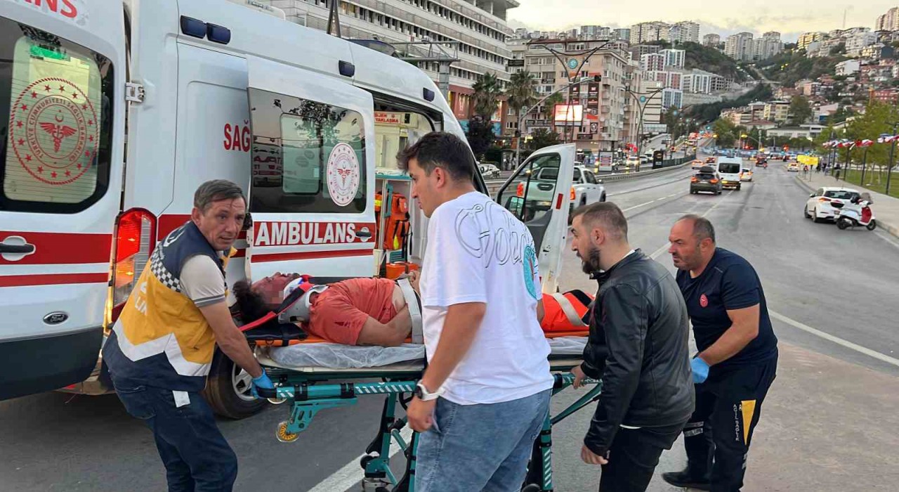Motosiklet trafik levhasına çarptı: 1i ağır 2 yaralı