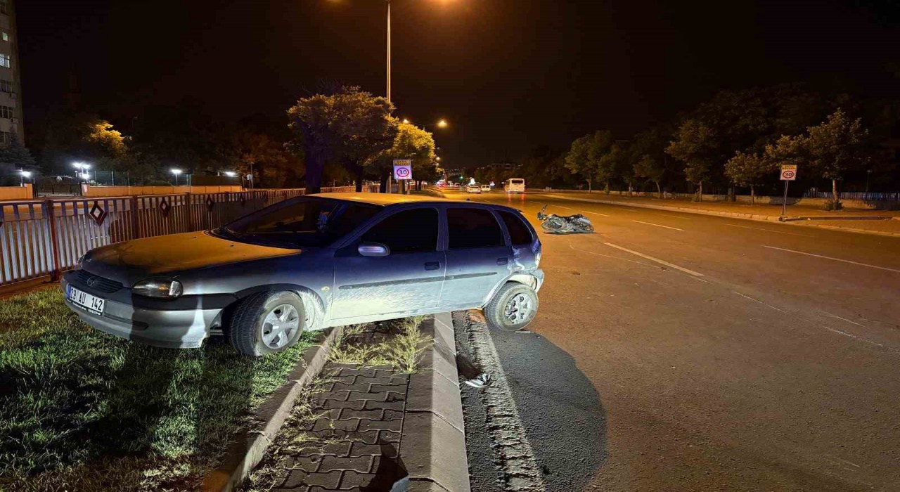 Motosikletle çarpışan otomobil refüje çıktı: 3 yaralı