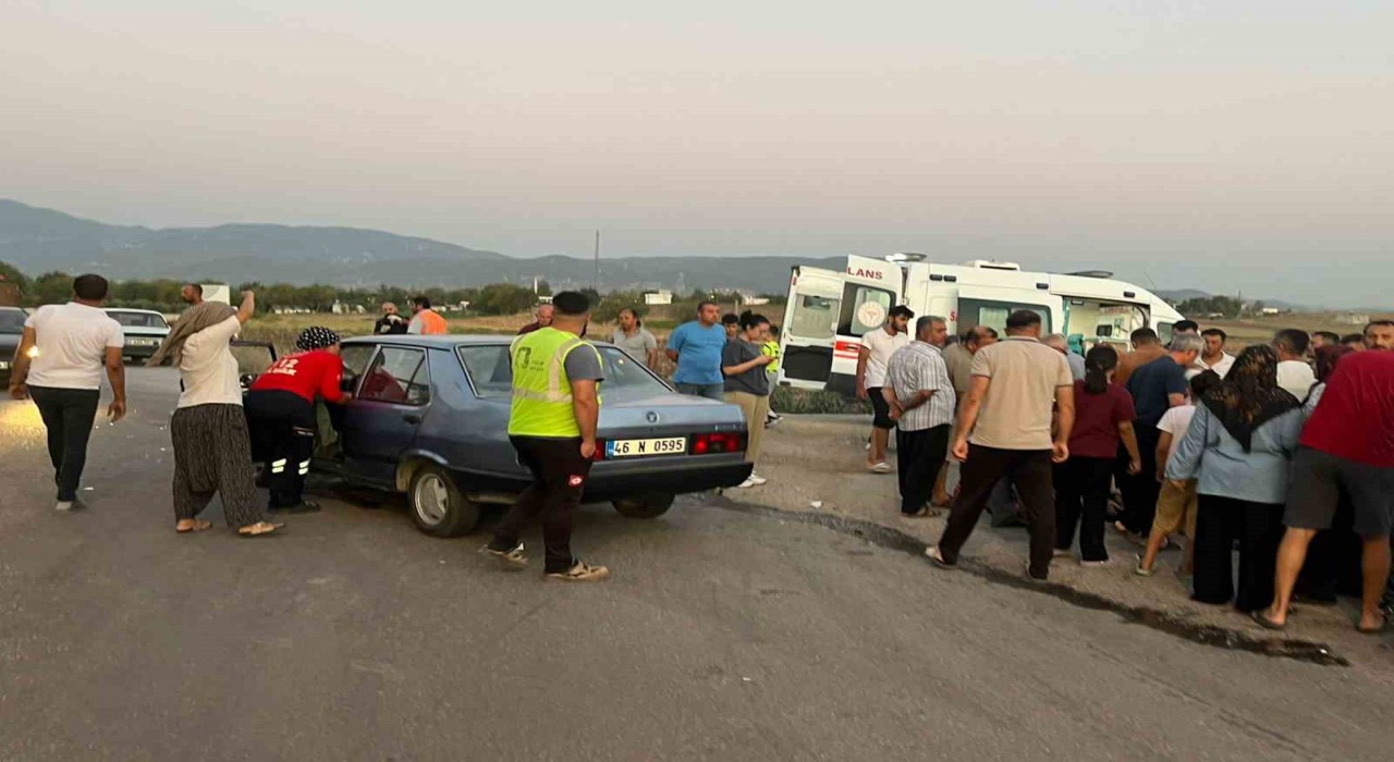 Motosikletle otomobil çarpıştı: 3 yaralı