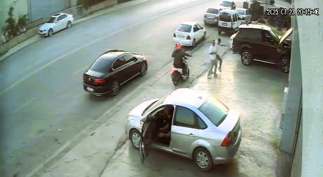 Motosikletle takip ettikleri şahsa kurşun yağdırdılar... Silahlı saldırı anı kamerada
