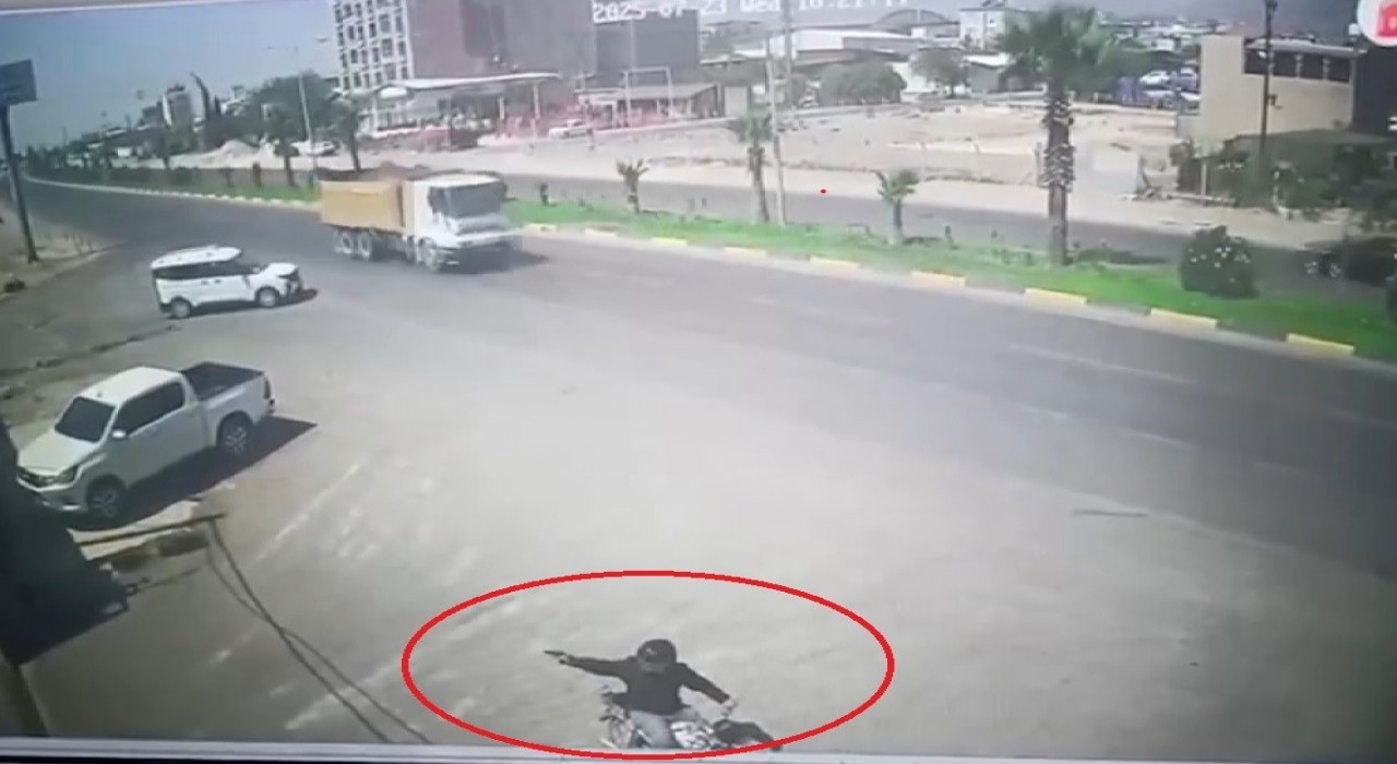 Motosikletli saldırgan iş yerine kurşun yağdırıp kaçtı: O anlar kamerada
