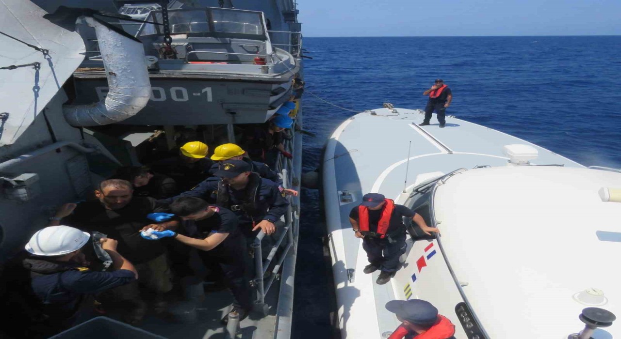 MSB: TCG Bozcaada karakol gemisi, mavi vatanda Gökdeniz-01 isimli teknenin yardım çağrısına yetişti