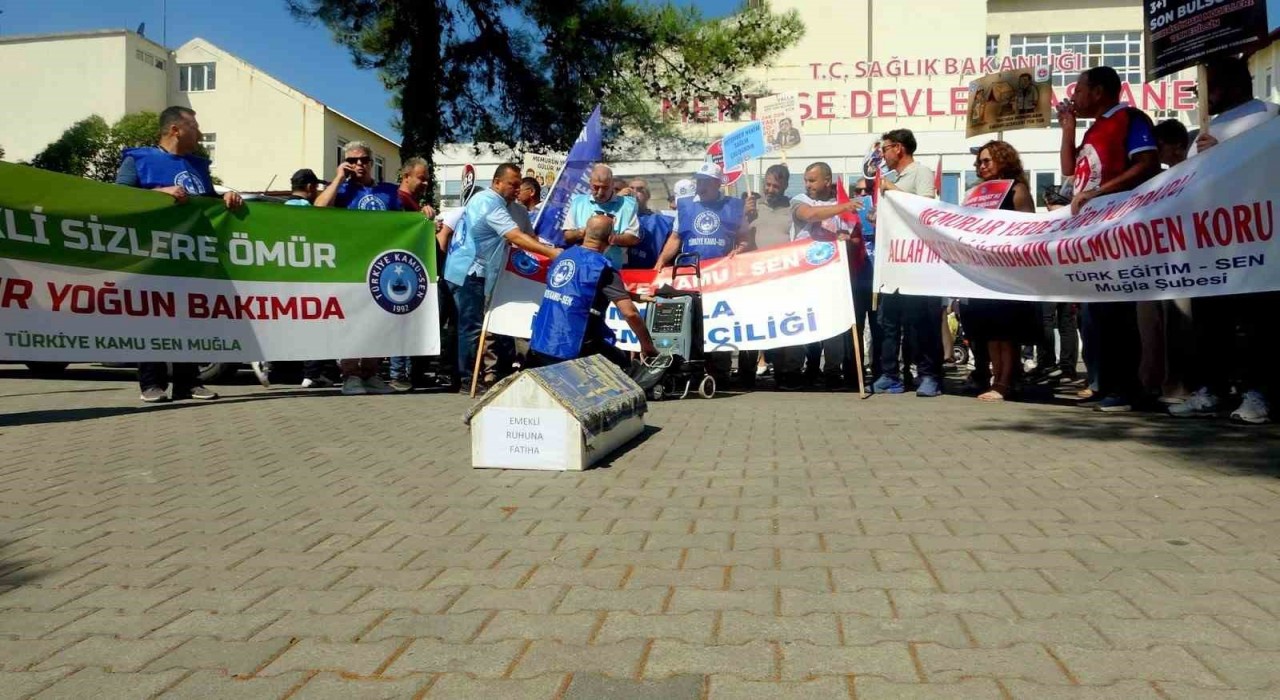 Muğlada memurlar iş bırakıp tabutlu eylem yaptı