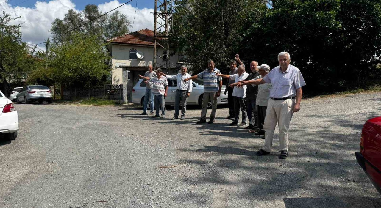 Muhtar ve köylünün yol çilesi