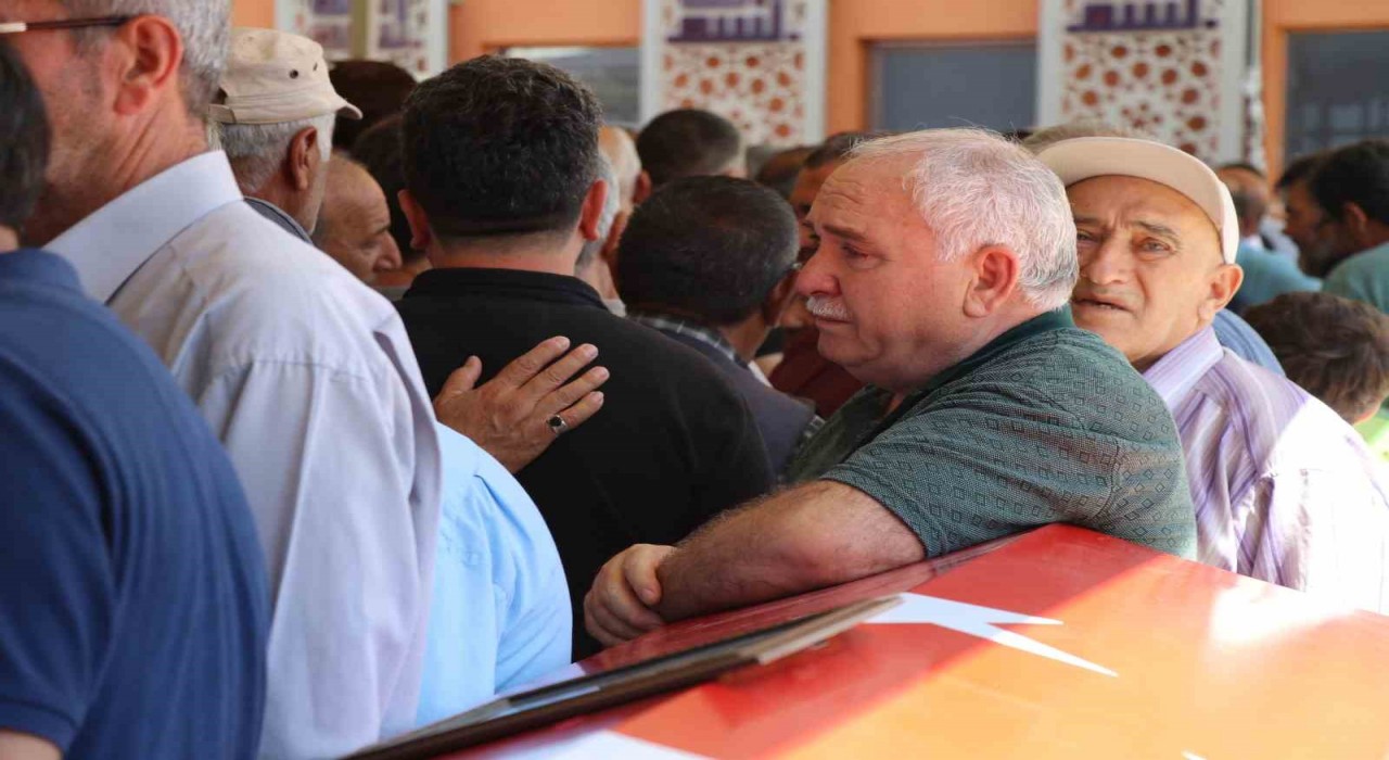 Muhtarlık binasında vefat eden muhtar toprağa verildi