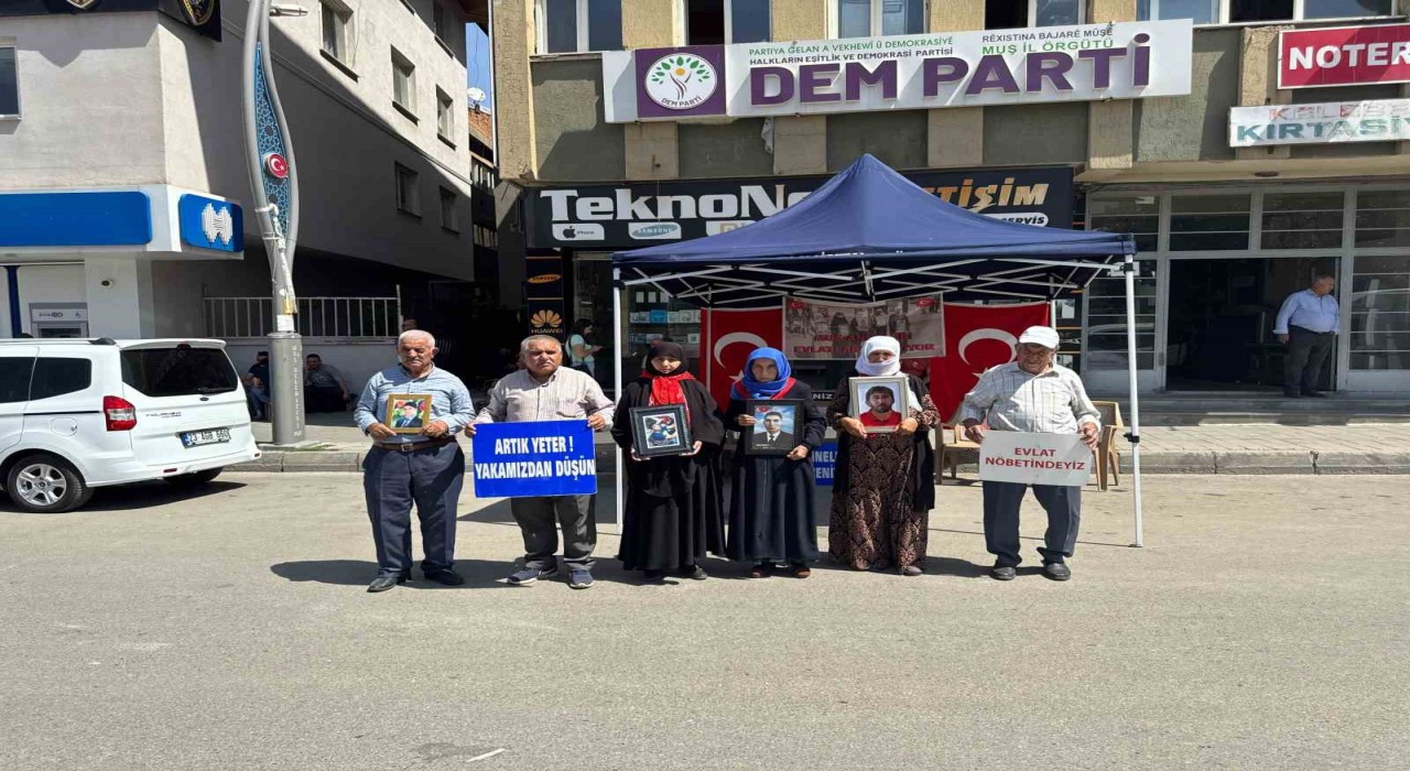Muşlu ailelerin DEM Parti önündeki eylemi sürüyor