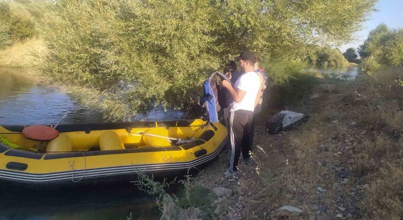 Muşta 3 kişi nehrin ortasında mahsur kaldı