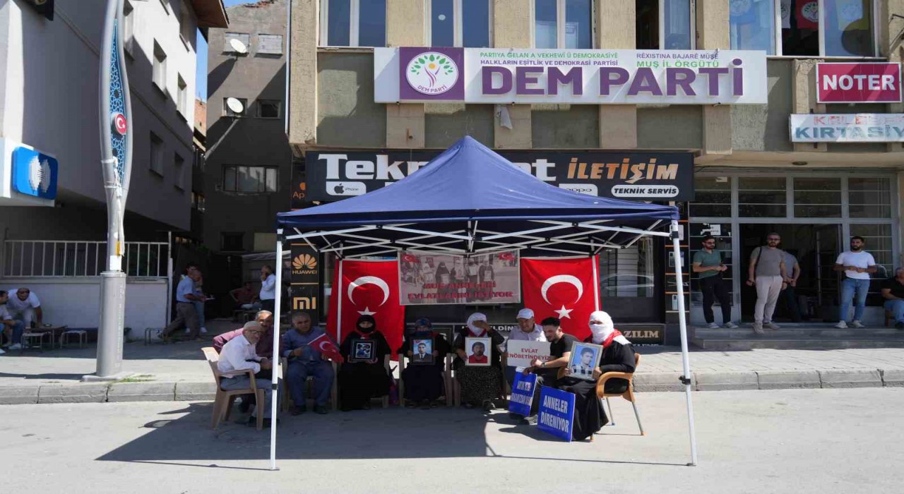 Muşta ailelerin evlat nöbeti sürüyor