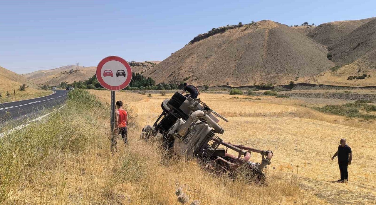Muşta beton pompası yüklü tırı şarampole yuvarlandı