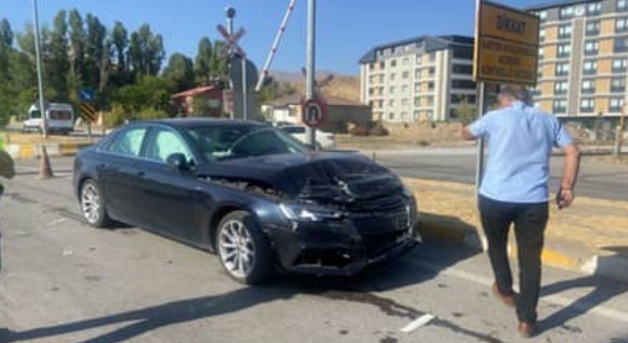 Muşta hemzemin geçitte kaza: 2 yaralı