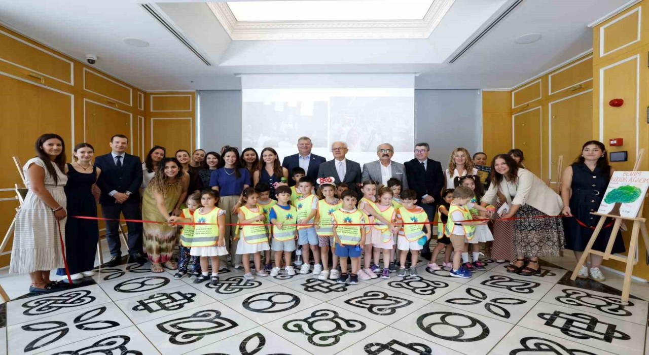 Müzeye çocuk eli değdi, kurdeleyi çocuklar kesti