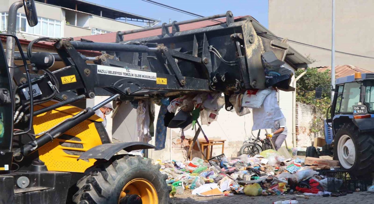 Nazilli Belediyesi çöp evi temizledi: 4 kamyon çöp çıktı