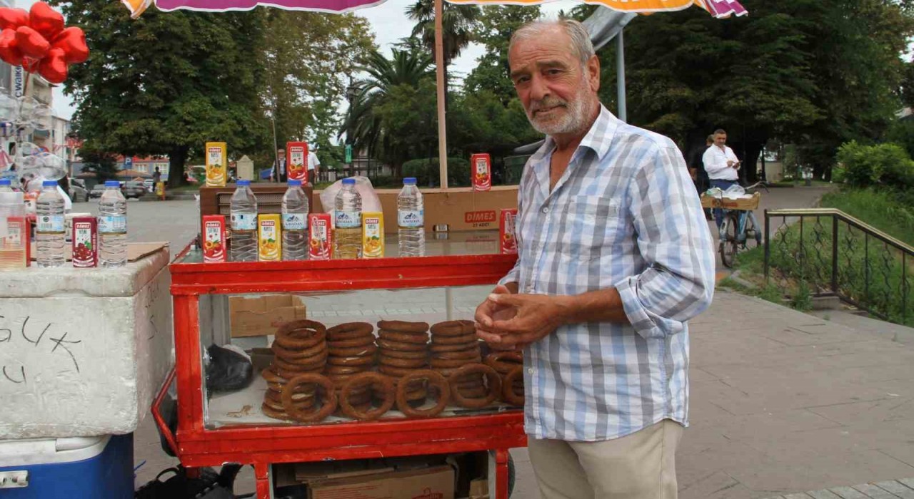 Nefesi türkülere yetmedi, Tarihi Köprüde simit satıyor