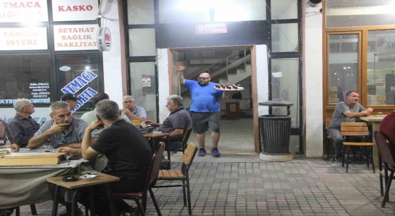 Neşeli garson fenomen oldu