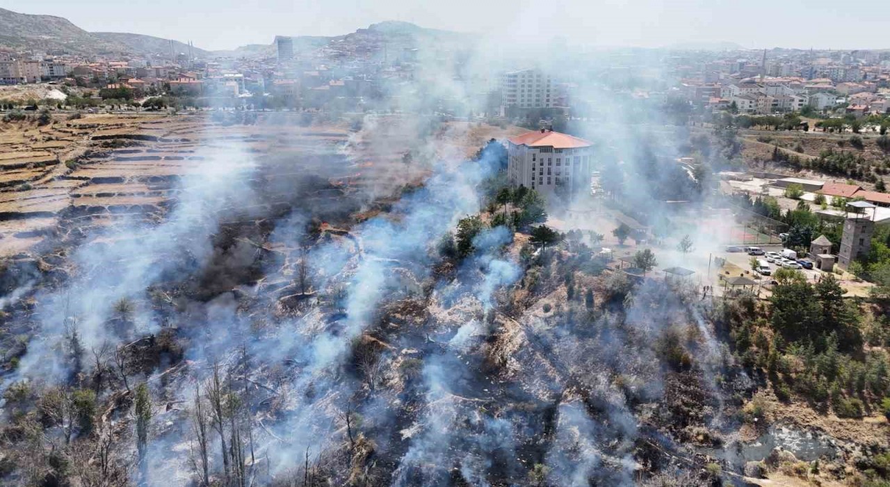 Nevşehirde arazi yangını: Alevler emniyet müdürlüğüne sıçramadan kontrol altına alındı